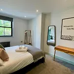 Cute 1-Bedroom Ground Apartment In Stoke Newington